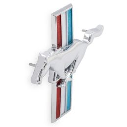 Emblém na blatníku - kôň/ vľavo, často sa umiestňuje aj na mriežku 64-66