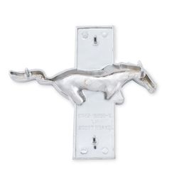 Emblema fender - contrapunctură - (stânga), adesea purtată și pe grătarul 64-66